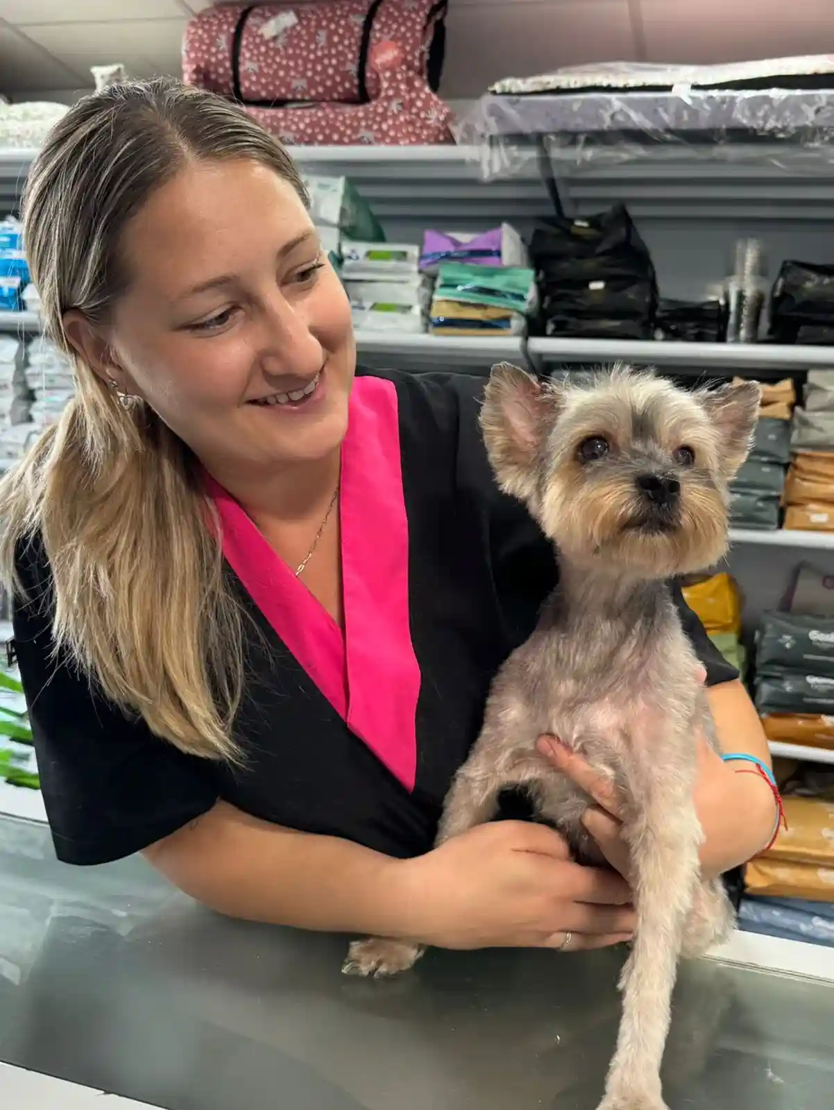 Cristi peluquera posa con un perro
